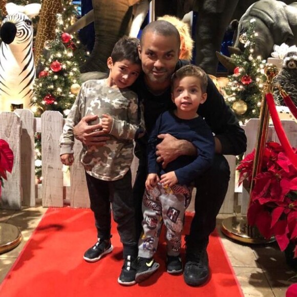 Tony Parker avec ses fils Liam et Josh à Noël.