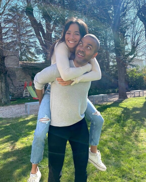 Tony Parker officialise son histoire d'amour avec la joueuse de tennis Alizé Lim sur Instagram.