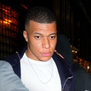 Exclusif - Kylian Mbappé et A.Hakimi ont fait la fête jusqu'à 1h du matin à New York City, New York, Etats-Unis, le 2 janvier 2023, alors que les joueurs vedettes ont reçu quelques jours de congé du coach du PSG, Christophe Galtier pour se reposer après la défaite 3-1 de l'équipe face aux outsiders de Lens. Les coéquipiers du PSG venaient de réaliser une performance incroyable lors de la Coupe du monde en jouant respectivement pour la France et le Maroc. Mbappe a mené son équipe jusqu'en finale avant de s'incliner aux tirs au but contre l'Argentine - tandis que Hakimi a atteint les demi-finales. La paire a disputé un match des Nets plus tôt dans la soirée où les Nets ont battu les San Antonio Spurs 139-103, ce qui en fait leur 12e victoire consécutive, la plus longue séquence de victoires de la NBA cette saison. Ensuite, ils ont fait la fête au Sai Less, le restaurant et speakeasy fusion panasiatique de Dara Mirjahangiry qui est devenu très populaire auprès des athlètes et des artistes hip-hop depuis son ouverture l'année dernière. Les footballeurs sont sortis du hotspot en refusant de signer pour les fans.