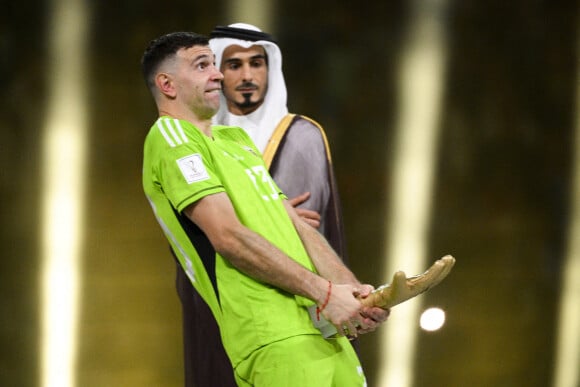 Emiliano Martinez - Remise du trophée de la Coupe du Monde 2022 au Qatar (FIFA World Cup Qatar 2022) à l'équipe d'argentine après sa victoire contre la France en finale (3-3 - tab 2-4). Doha, le 18 décembre 2022. 