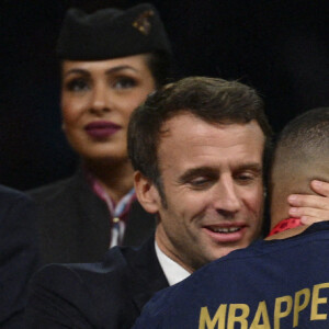 Kylian Mbappé accolade avec Emmanuel Macron - president de la Republique Francaise Noel Le Graet - president FFF - Remise du trophée de la Coupe du Monde 2022 au Qatar (FIFA World Cup Qatar 2022) à l'équipe d'argentine après sa victoire contre la France en finale (3-3 - tab 2-4). Doha, le 18 décembre 2022. 