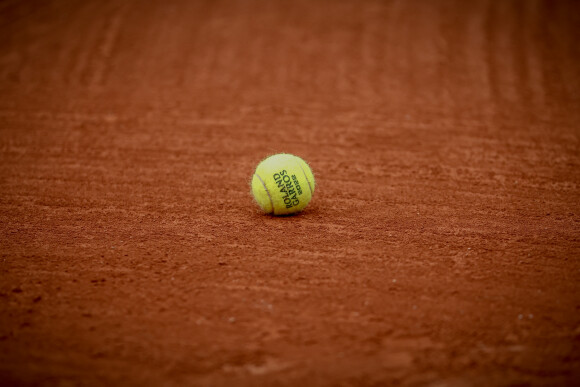 Une balle Roland Garros - Premier tour féminin des Internationaux de France de Roland Garros. © Aurélien Morissard / Panoramic / Bestimage