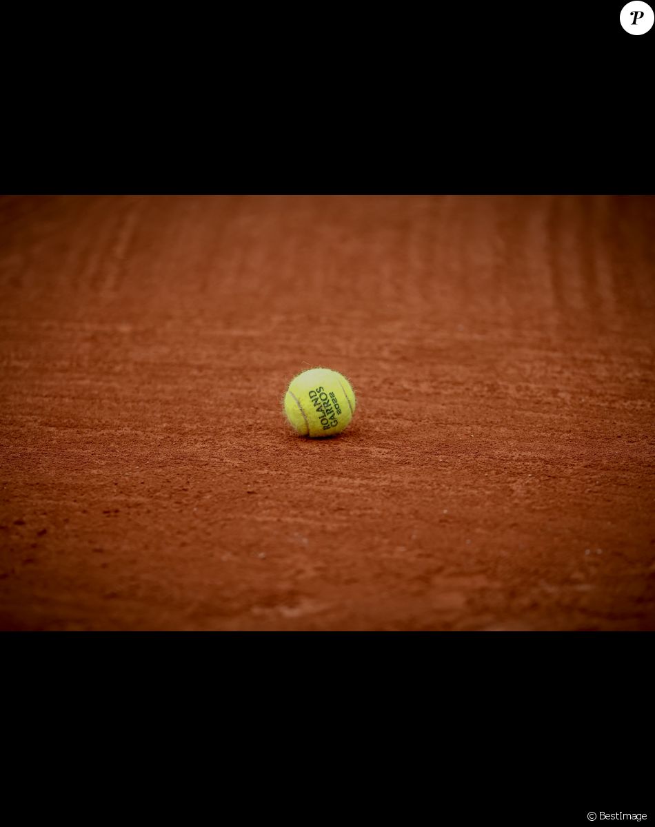 Une balle Roland Garros - Premier tour féminin des Internationaux de France de Roland Garros. © Aurélien Morissard / Panoramic / Bestimage