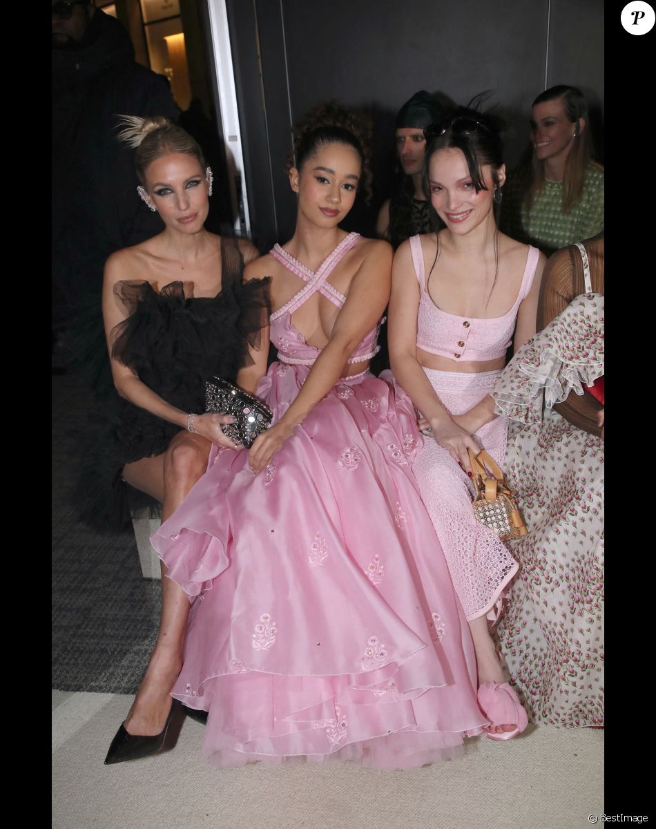 Leonie Hanne, Léna Mahfouf (Léna Situations) et Lola Le Lann - Défilé de Mode Giambattista Valli, collection Haute Couture printemps-été 2023, dans le cadre de la Fashion Week de Paris. Le 23 janvier 2023. © Bertrand Rindoff / Bestimage