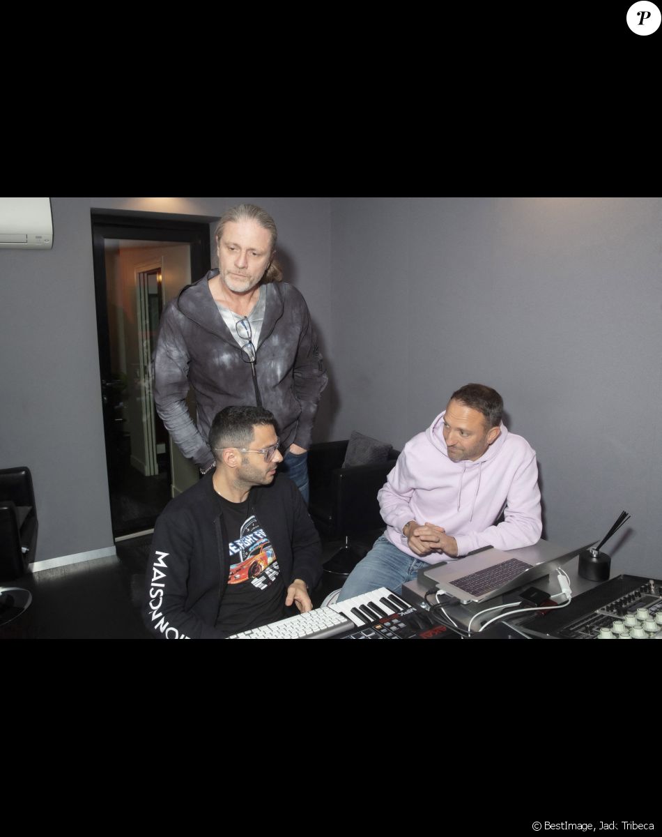 Exclusif - Grégory Bakian, Emmanuel Petit, Nico Loconte - Séance studio pour le nouvel album de G. Bakian, en présence de son producteur l'ancien footballeur E. Petit à Paris le 15 Novembre 2021 - © Jack Tribeca / Bestimage