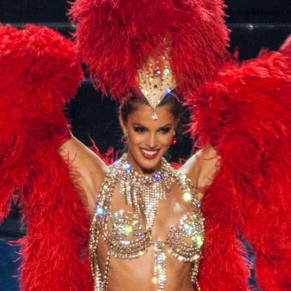 Iris Mittenaere dans un costume de danseuse du Moulin Rouge lors de l'élection de Miss Univers à la salle omnisports Mall of Asia Arena à Pasay, Chili.