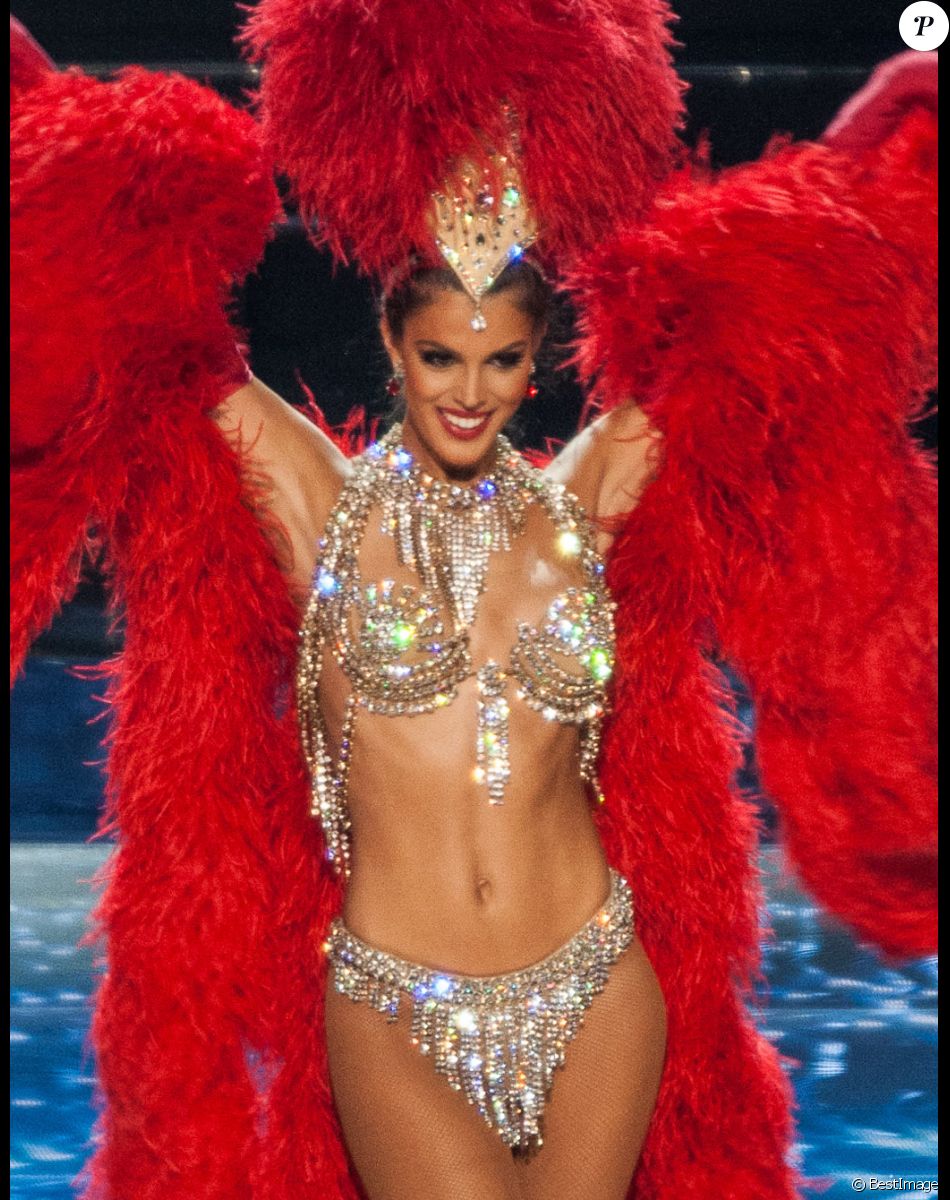 Iris Mittenaere dans un costume de danseuse du Moulin Rouge lors de l'élection de Miss Univers à la salle omnisports Mall of Asia Arena à Pasay, Chili.