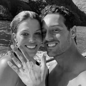 Iris Mittenaere et son fiancé Diego El Glaoui au lac de Côme en Italie le 27 août 2022.