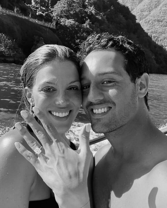 Iris Mittenaere et son fiancé Diego El Glaoui au lac de Côme en Italie le 27 août 2022.