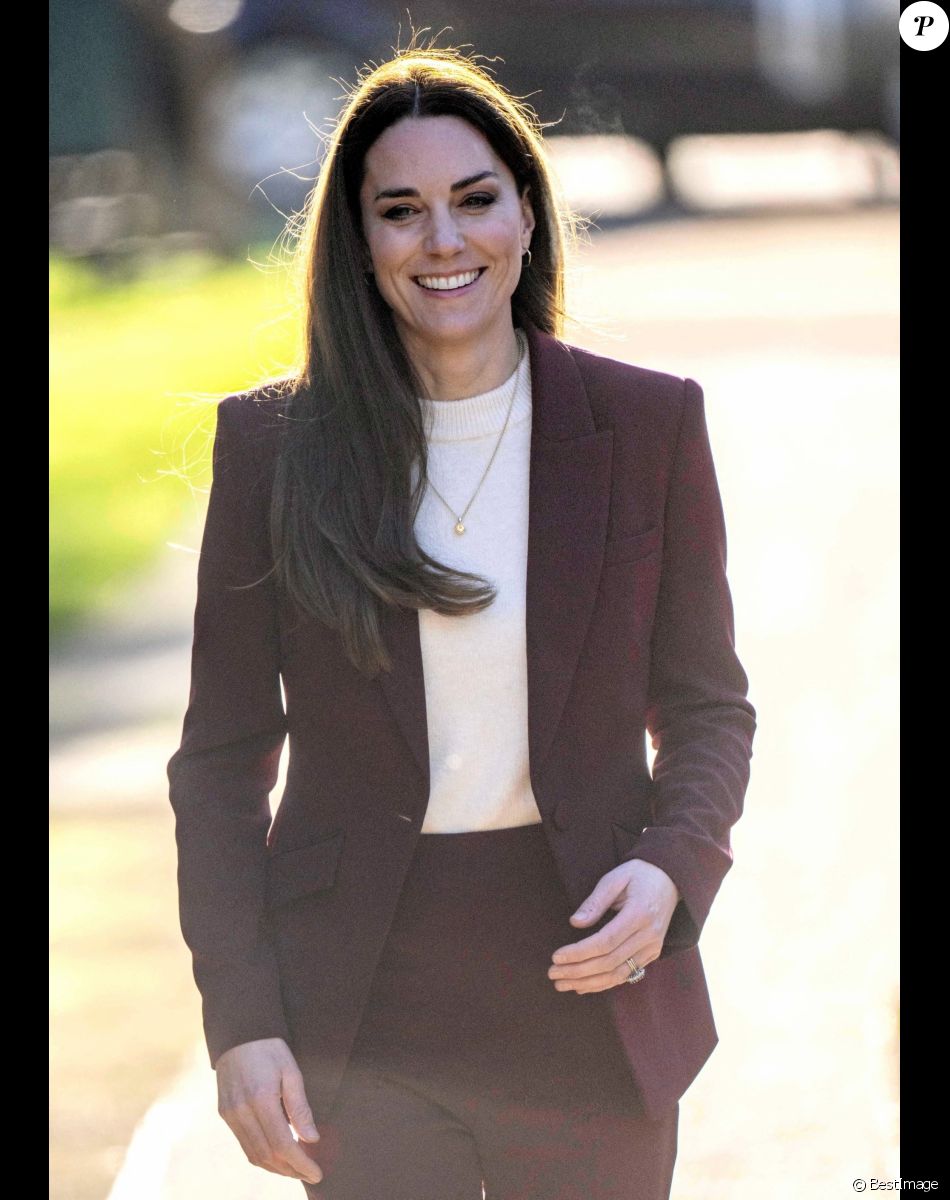 Catherine (Kate) Middleton, princesse de Galles, arrive à une réception pour l'équipe de la Ligue anglaise de rugby en fauteuil roulant en reconnaissance de son succès lors de la récente coupe du monde de la Ligue de rugby, dans la salle du jardin, au Hampton court Palace, à Londres, Royaume Uni, le 19 janvier 2023.