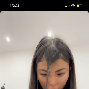 Maëva Ghennam se coupe les cheveux en direct sur Snapchat.