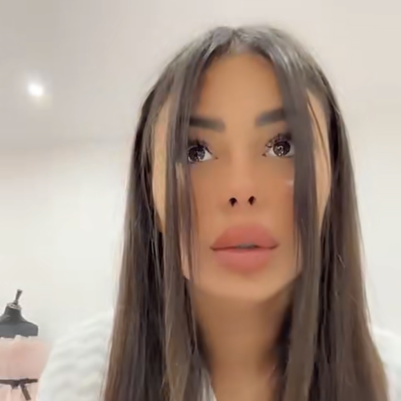 Maëva Ghennam se coupe les cheveux en direct sur Snapchat.