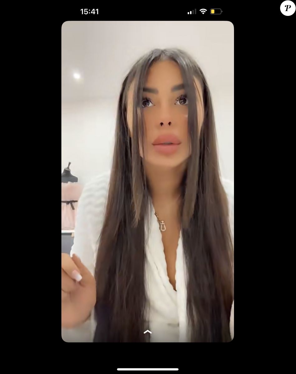 Maëva Ghennam se coupe les cheveux en direct sur Snapchat.
