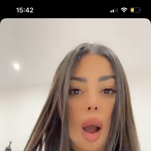 Maëva Ghennam se coupe les cheveux en direct sur Snapchat.