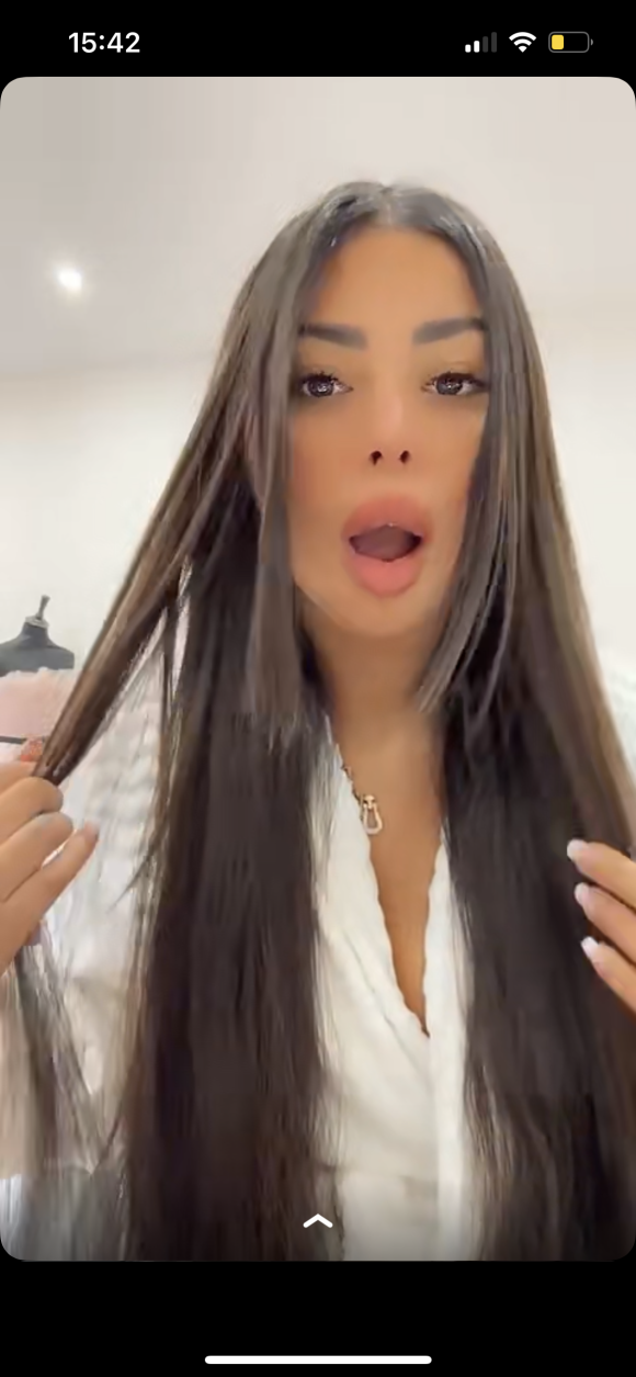 Maëva Ghennam se coupe les cheveux en direct sur Snapchat.