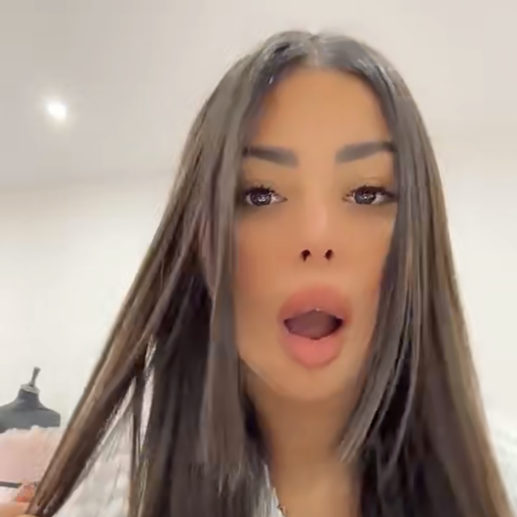 Maëva Ghennam se coupe les cheveux en direct sur Snapchat.
