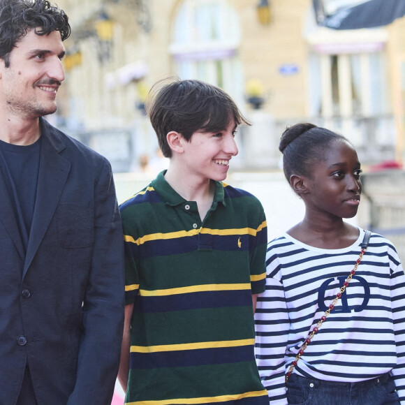 Joseph Engel entouré de Louis Garrel et sa fille Oumy (Céline) - Première du film "La croisade" lors du 69ème Festival International du Film de San Sebastian. Le 18 septembre 2021 
