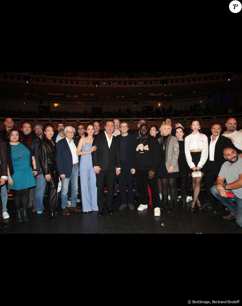 Exclusif - Zlatan Ibrahimovic, Leanna Chea (habillée en Barbara Bui), Philippe Canet (le père de Guillaume), Marion Cotillard, Gilles Lellouche, Guillaume Canet, Issa Doumbia, Linh-Dan Pham, Sylvie Goscinny, Anne Uderzo, Julie Chen (habillée en Miu Miu), José Garcia et Jérôme Commandeur - Première du film Astérix et Obélix "L'Empire du Milieu" au cinéma Le Grand Rex à Paris le 15 janvier 2023. © Bertrand Rindoff / Bestimage