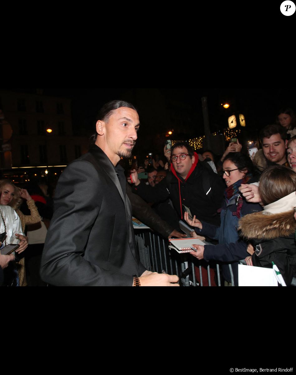 Exclusif - Zlatan Ibrahimovic signe des autographes - Première du film Astérix et Obélix "L'Empire du Milieu" au cinéma Le Grand Rex à Paris le 15 janvier 2023. © Bertrand Rindoff / Bestimage
