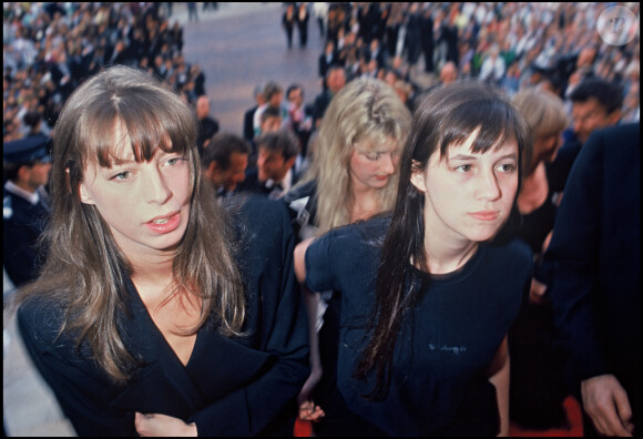 Kate Barry et Charlotte Gainsbourg en 1990