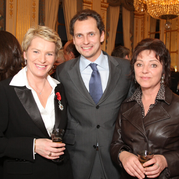 Elise Lucet, Louis Laforge et Sophie Lucet lors de la cérémonie de remise des insignes de chevalier dans l'ordre national de la légion d'honneur au Ministère de la Culture.