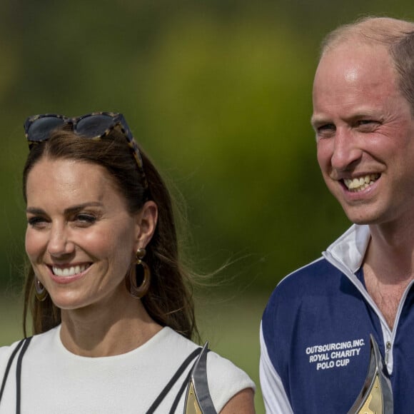 Le prince William, duc de Cambridge, et Catherine (Kate) Middleton, duchesse de Cambridge, arrivent au match de polo caritatif Out-Sourcing Inc au Guards Polo Club, Smiths Lawn à Windsor le 6 juillet 2022. 