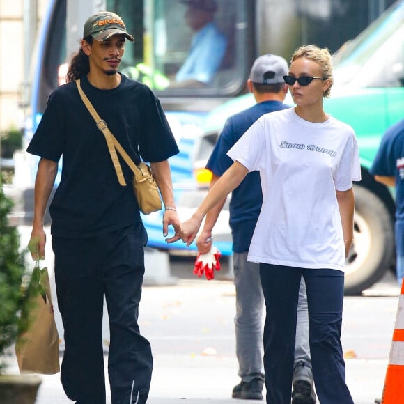 Exclusif - Lily-Rose Depp et son compagnon Yassine Stein se promènent en amoureux à New York le 13 septembre 2022.