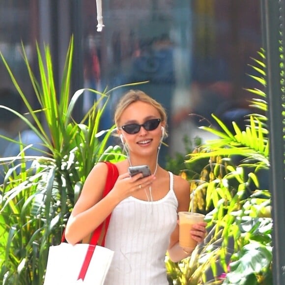 Lily-Rose Depp fait une sortie shopping en solo à New York le 12 septembre 2022.