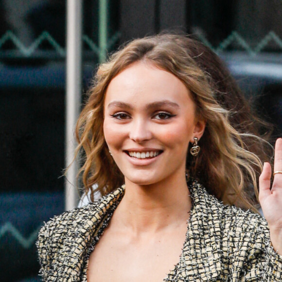 Lily-Rose Depp à la sortie du défilé de mode Chanel lors de la Fashion Week printemps/été 2022 à Paris, France, le 5 octobre 2021. © Veeren Ramsamy-Christophe Clovis/Bestimage