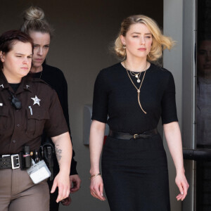 Amber Heard à la sortie du tribunal de Fairfax, le 1er juin 2022.