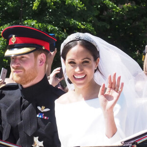 Le prince Harry, duc de Sussex, et Meghan Markle, duchesse de Sussex, en calèche à la sortie du château de Windsor après leur mariage le 19 mai 2018 