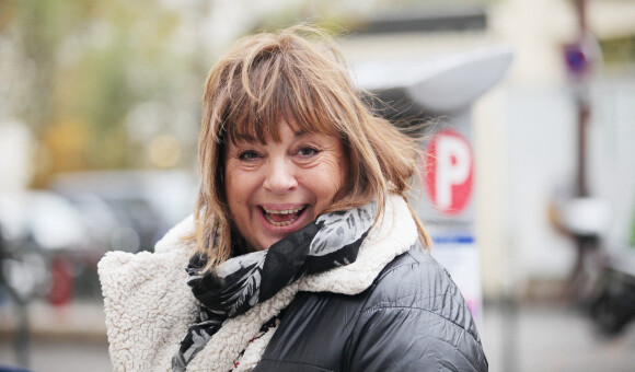 Michèle Bernier à la sortie de l'émission "Les Grosses Têtes" aux studios RTL à Neuilly-sur-Seine, France, le 21 novembre 2022. © Jonathan Rebboah/Panoramic/Bestimage