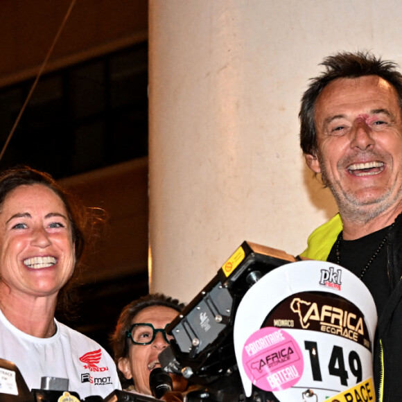 Jean Luc Reichmann, le parrain de la 14ème édition de l'Africa Eco Race, donne le départ du Rallye le 15 octobre 2022, sur le Quai Antoine 1er face au Star's N Bar à Monaco. © Bruno Bebert/Bestimage