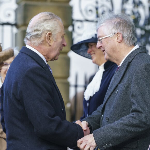 Le roi Charles III d'Angleterre et Camilla Parker Bowles, reine consort d'Angleterre, assisteent à une célébration à l'église St Giles pour marquer que Wrexham devient une ville, Royaume Uni, le 9 décembre 2022. 