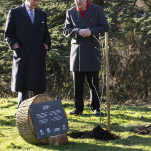 Le roi Charles III d'Angleterre plante un chêne, issu de l'ancien chêne de Pontfadog, lors de sa visite du domaine géré par le National Trust d'Erddig, dans le cadre de sa visite à Wrexham, Royaume Uni, le 9 décembre 2022. 