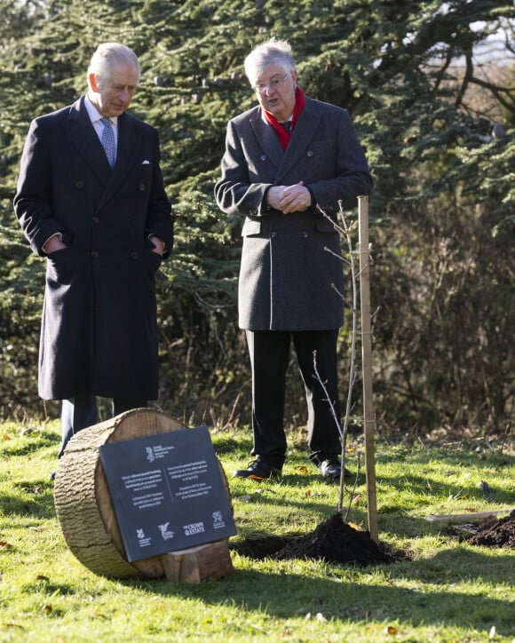Le roi Charles III d'Angleterre plante un chêne, issu de l'ancien chêne de Pontfadog, lors de sa visite du domaine géré par le National Trust d'Erddig, dans le cadre de sa visite à Wrexham, Royaume Uni, le 9 décembre 2022. 