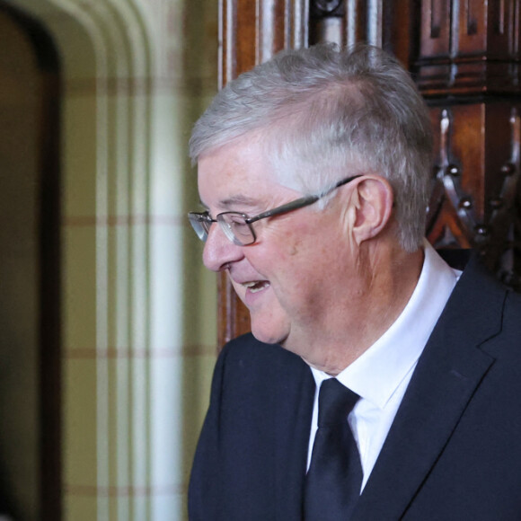 Le roi Charles III d'Angleterre et Camilla Parker Bowles, reine consort d'Angleterre, lors d'une réceptions organisée pour les associations caritatives au château de Cardiff. Le 16 septembre 2022. A la sortie, le couple royal est allé à la rencontre du public massé devant l'édifice. 