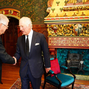 Le roi Charles III d'Angleterre, lors d'une audience avec le premier ministre du Pays de Galles Mark Drakeford au château de Cardiff au Pays de Galles, Royaume Uni, le 16 septembre 2022. 