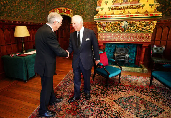 Le roi Charles III d'Angleterre, lors d'une audience avec le premier ministre du Pays de Galles Mark Drakeford au château de Cardiff au Pays de Galles, Royaume Uni, le 16 septembre 2022. 