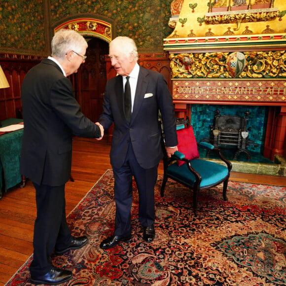 Le roi Charles III d'Angleterre, lors d'une audience avec le premier ministre du Pays de Galles Mark Drakeford au château de Cardiff au Pays de Galles, Royaume Uni, le 16 septembre 2022. 