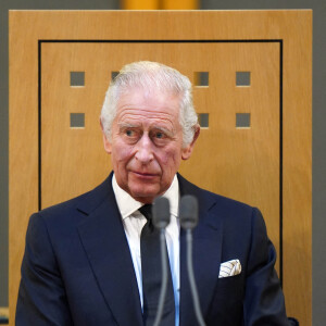 Le roi Charles III d'Angleterre et Camilla Parker Bowles, reine consort d'Angleterre, au Parlement gallois pour recevoir les condoléances officielles des députés à la suite du décès de la reine Elizabeth II, à Cardiff, Pays Galles, Royaume Uni, le 16 septembre 2022. 