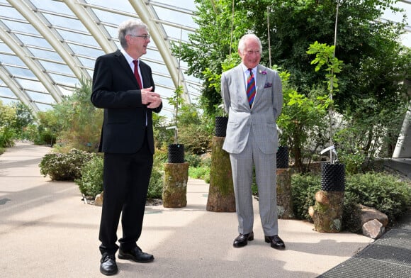 Le prince Charles et le Premier ministre du Pays de Galles Mark Drackford en visite au Jardin Botanique à Llanarthne. Le 6 juillet 2022 