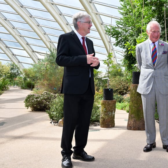 Le prince Charles et le Premier ministre du Pays de Galles Mark Drackford en visite au Jardin Botanique à Llanarthne. Le 6 juillet 2022 