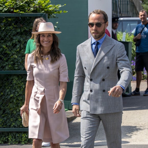 Pippa Middleton (Matthews) et son frère James Middleton (habillé en Ralph Lauren) assistent au championnat de Wimbledon à Londres, le 8 juillet 2019. 