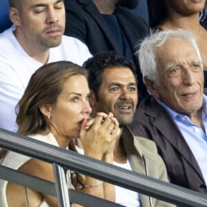 Mélissa Theuriau et son mari Jamel Debbouze, Gérard Darmon au match aller de la Ligue des Champions entre le Paris Saint-Germain et la Juventus (2-1) au Parc des Princes à Paris le 6 septembre 2022.