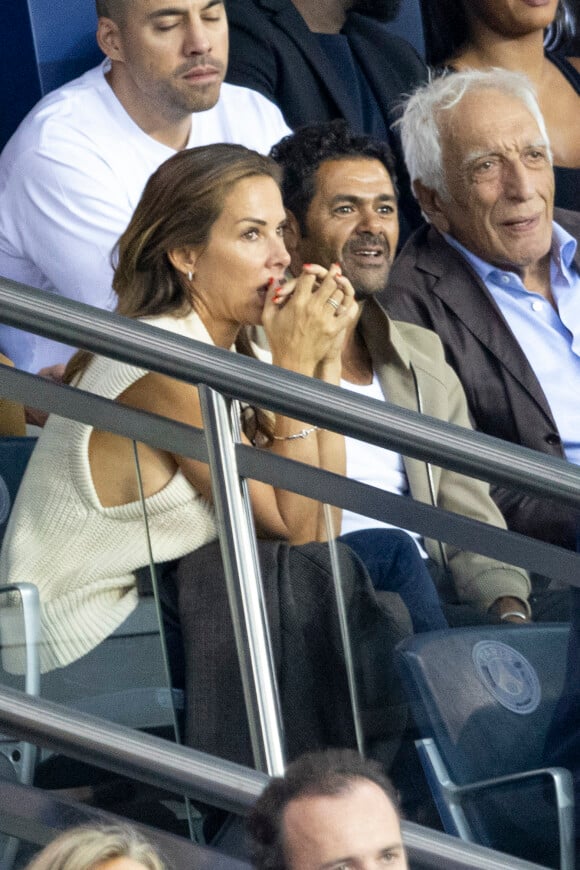 Mélissa Theuriau et son mari Jamel Debbouze, Gérard Darmon au match aller de la Ligue des Champions entre le Paris Saint-Germain et la Juventus (2-1) au Parc des Princes à Paris le 6 septembre 2022.