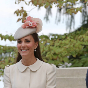 Le prince William, duc de Cambridge, Catherine Kate Middleton, la duchesse de Cambridge et le prince Harry d'Angleterre lors d'une cérémonie de commémoration du centenaire de la première guerre mondiale au cimetière militaire de Saint-Symphorien près de Mons, le 4 août 2014. 