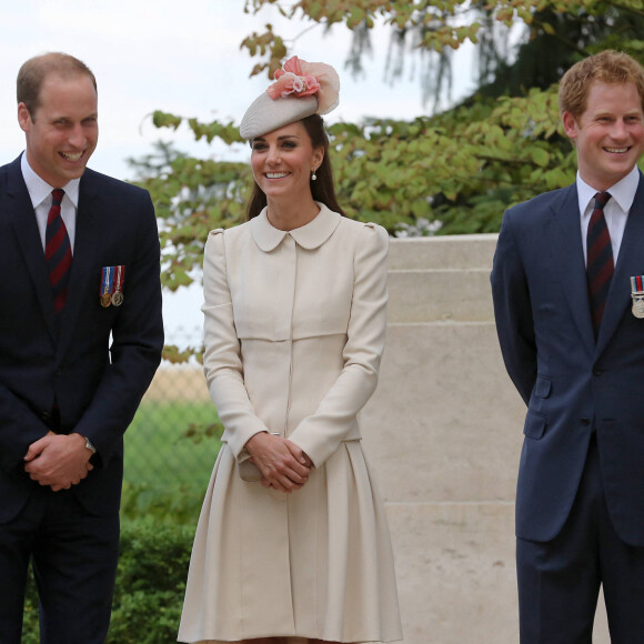 Le prince William, duc de Cambridge, Catherine Kate Middleton, la duchesse de Cambridge et le prince Harry d'Angleterre lors d'une cérémonie de commémoration du centenaire de la première guerre mondiale au cimetière militaire de Saint-Symphorien près de Mons, le 4 août 2014. 