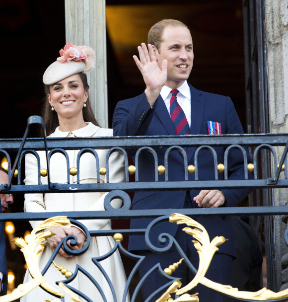 Le Prince William, Catherine Kate Middleton, la duchesse de Cambridge - Au balcon de l'Hôtel de ville de Mons, à l'occasion du centième anniversaire de la première guerre mondiale à Mons en Belgique le 4 août 2014. 