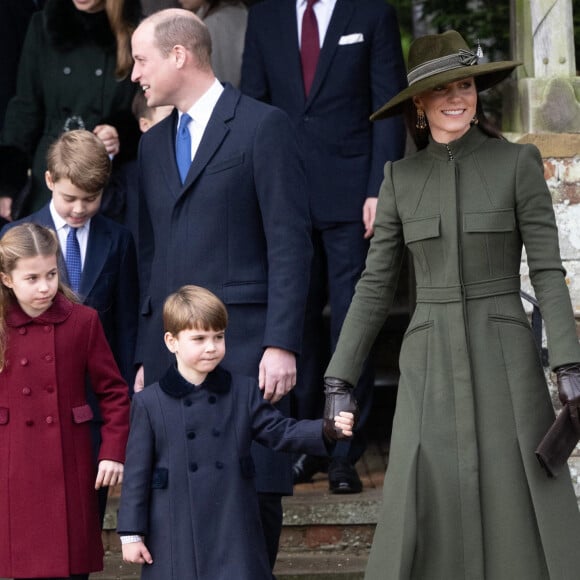 Le prince William, prince de Galles, Catherine (Kate) Middleton, princesse de Galles, le prince George de Galles, la princesse Charlotte de Galles, et le prince Louis de Galles - La famille royale d'Angleterre assiste au service religieux de Noël à l'église St Mary Magdalene à Sandringham, Norfolk, Royaume Uni, le 25 décembre 2022. 